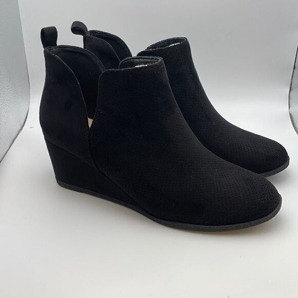 CUSHIONAIRE Women's Wedge Bootie - Soft Vegan SuedeโSIZE 8 BLACK - Picture 1 of 8